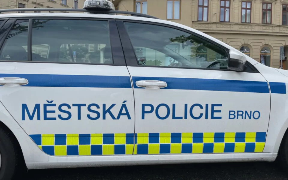 Strážníci v Brně zachránili seniora. Slanili k němu z vyššího patra, do bytu se dostali před lodžii