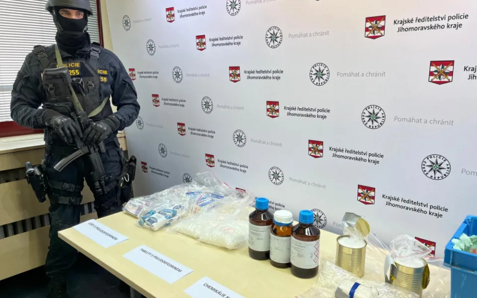 Kriminalisté zadrželi skupinu, které vyráběla a prodávala pervitin. Na akci se podílela stovka policistů