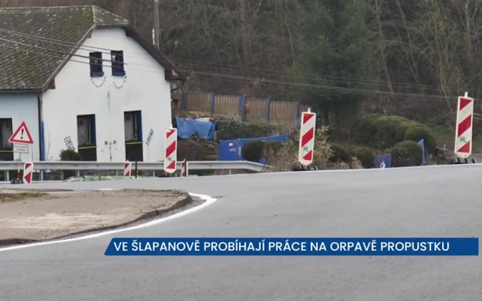 Ve Šlapanově se rekonstruuje propustek, řidiči projíždí stavbou