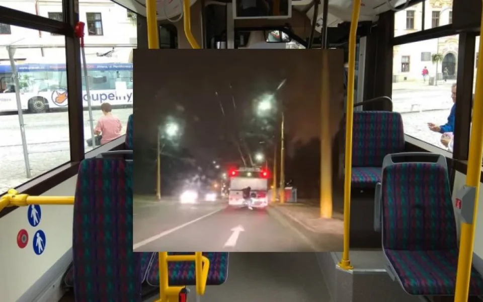 Obrovský hazard. Mladík v Jihlavě se vezl na zadní části trolejbusu, případ už řeší policie