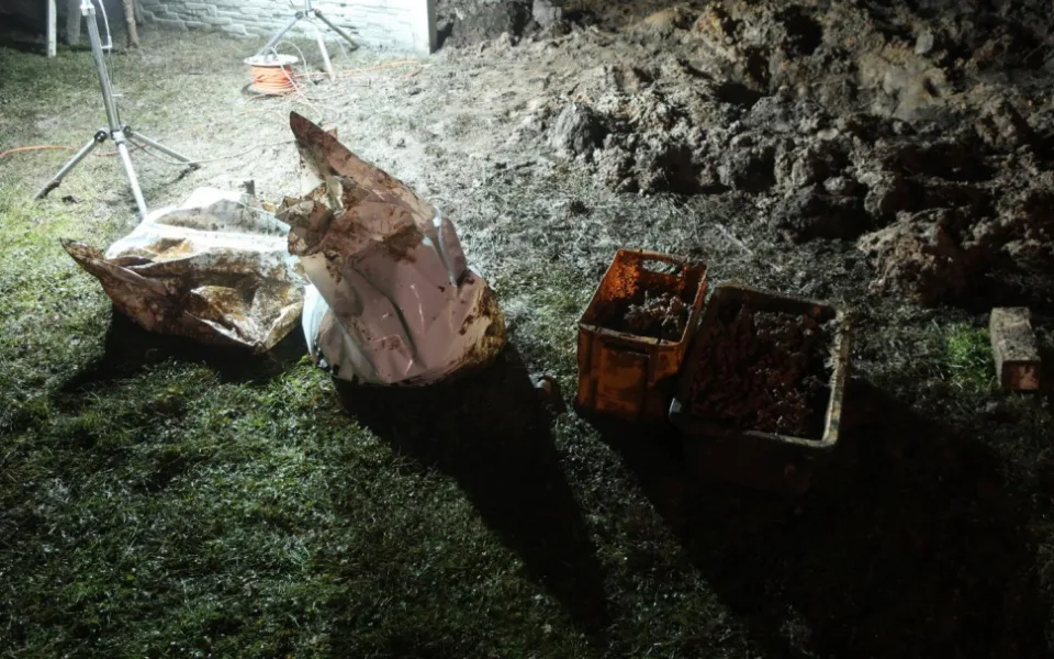 Dělníci na stavbě našli pod plotem 230 kilogramů munice