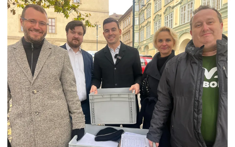 Svobodní sesbírali 50.000 podpisů na záchranu aut na benzín a naftu. Pět let po zrodu Green Dealu předali petici do Sněmovny