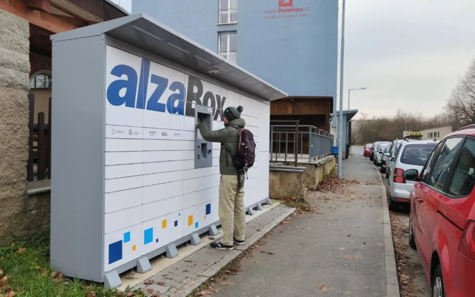 Výdejní box v Plzni na Borech. Jen kousek dál jsou další čtyři u obchodního centra.