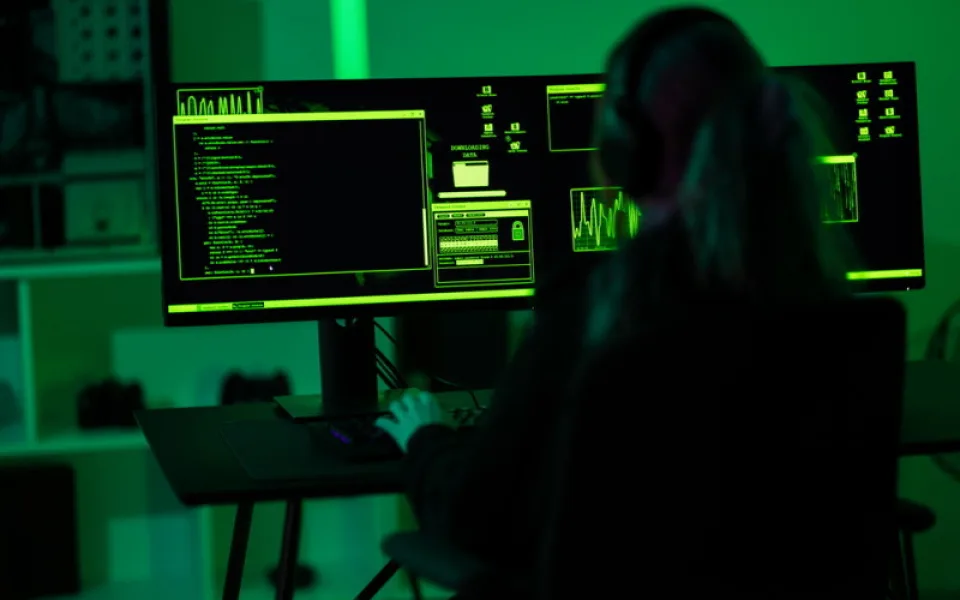 Kdo chce přežít rok 2025, musí do svého IT pustit státní úředníky, umělou inteligenci a hackery, říká expert na kyberbezpečnost