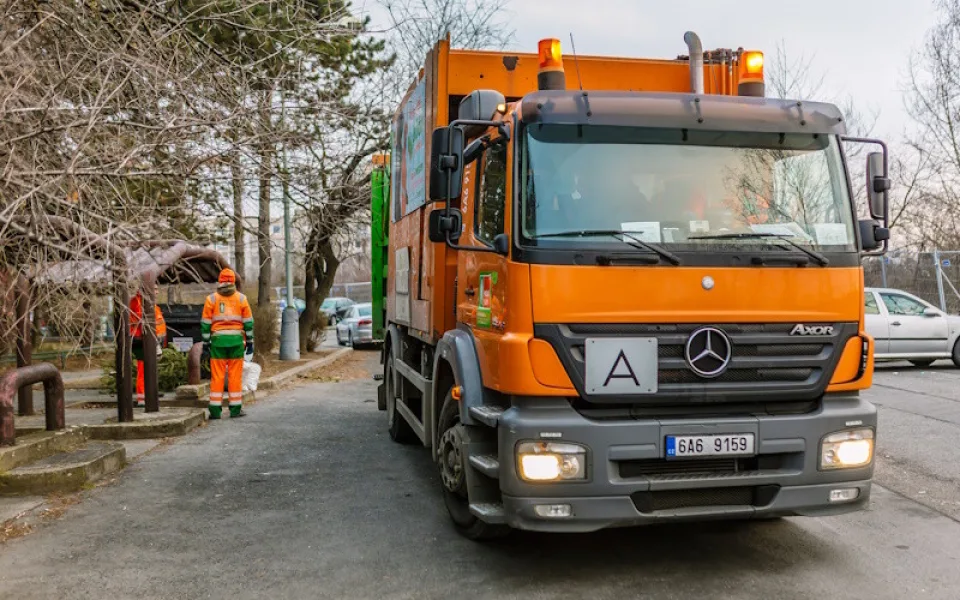 Jak vyzrát na třídění odpadu nejen o Vánocích? Pražské služby radí v zimním speciálu