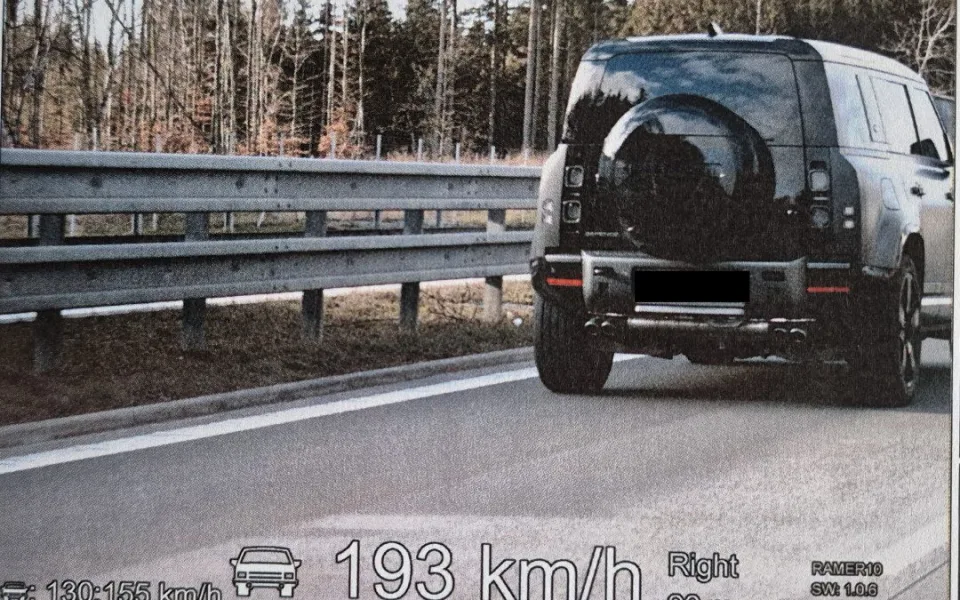 Řidič se řítil po D1 téměř dvousetkilometrovou rychlostí. Na místě přišel o papíry