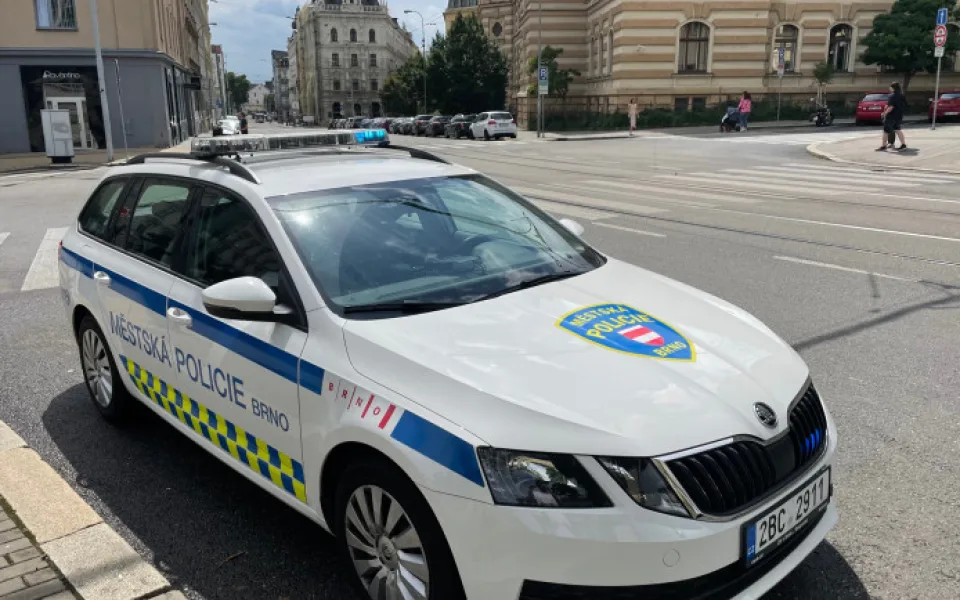 Muž se vydal do brněnské firmy krást, přeskočil plot a schoval se v autě. Strážníci ho dopadli za pár minut