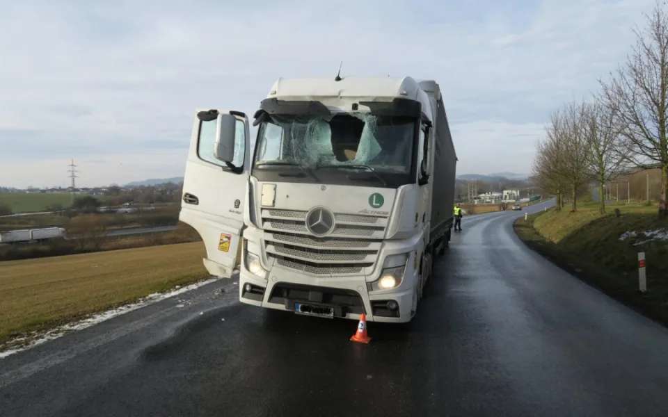 Led ze střechy spadl na protijedoucí náklaďák. V čelním skle zůstala obrovská díra