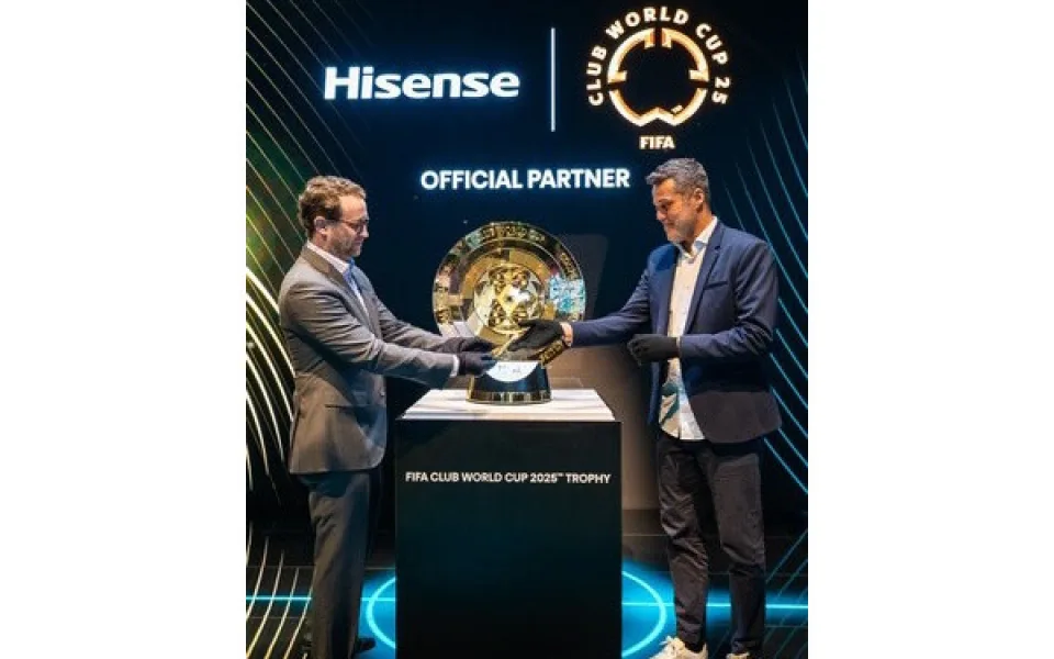 Hisense a FIFA na veletrhu CES 2025 nabízejí fanouškům první pohled na trofej FIFA Club World Cup 2025™