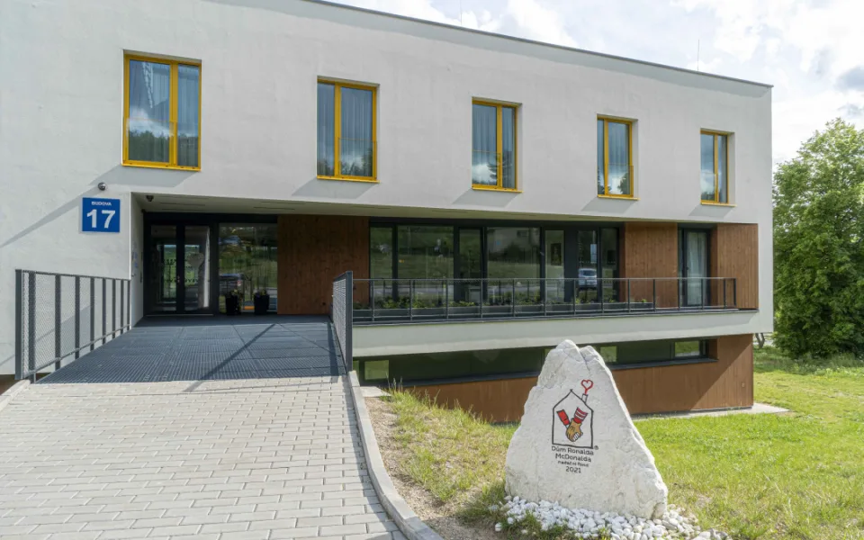 Rodiny s nemocnými dětmi mohou být díky zákazníkům McDonald’s v těžkých chvílích spolu.
