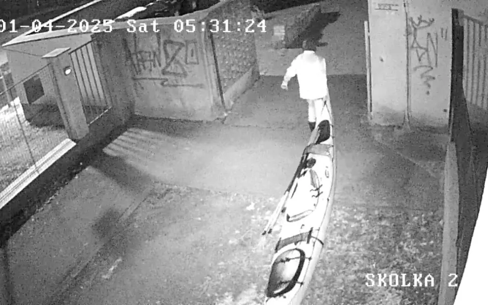 Vykradl střední školu, lup naložil do žlutého kajaku a odkráčel do ulic města