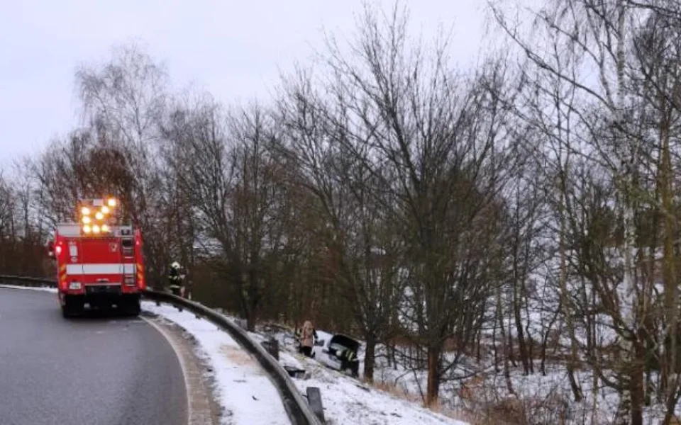 Řidička v Audi sjížděla z dálnice a ve vysoké rychlosti vjela do svodidel. Skončila na mezi