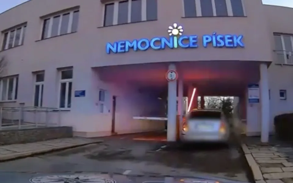 Nastávající rodiče chvátali do porodnice. Na cestě je doprovodila policie