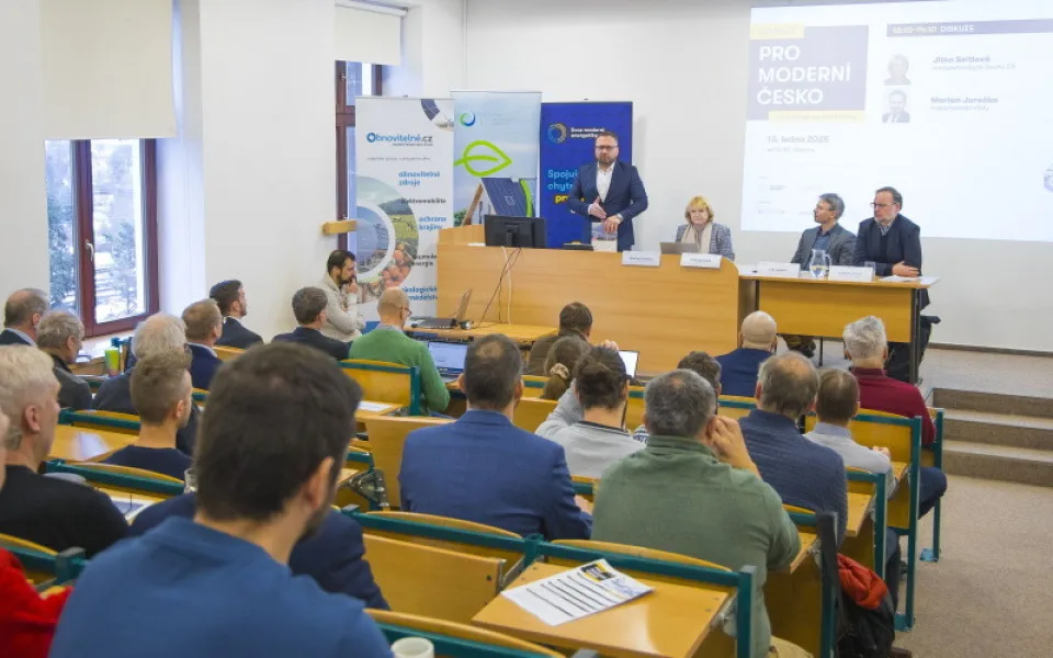 Agrovoltaika nebo bioplyn dávají farmářům šanci na aktivní roli v moderní energetice, zaznělo v Hranicích
