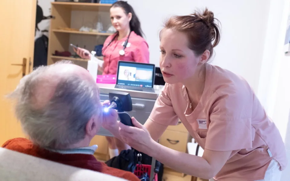Přístrojová telemedicína v domovech seniorů má za sebou první měsíc provozu