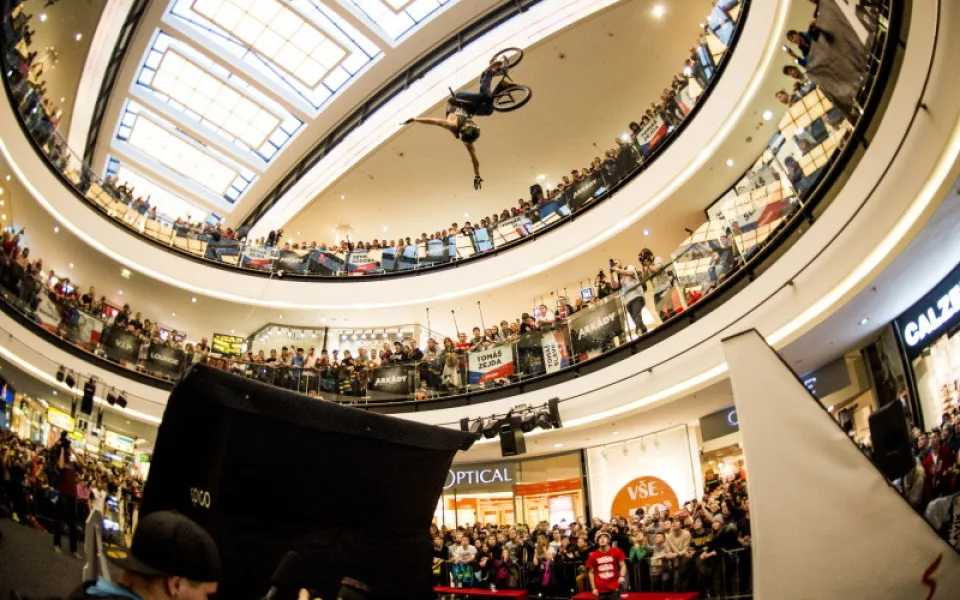 DownMall se vrací do Arkád! Bikový závod s jedinečnou šancí získat podíl v Arkádách