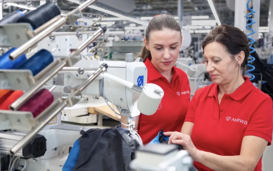 Pro udržitelnější pracovní oblečení: lepší opravit než recyklovat