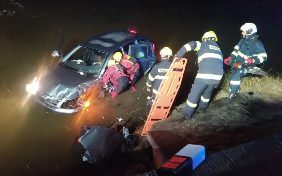 U Doňova sjelo auto do rybníka. Hasiči museli odčerpat 30 litrů provozních kapalin