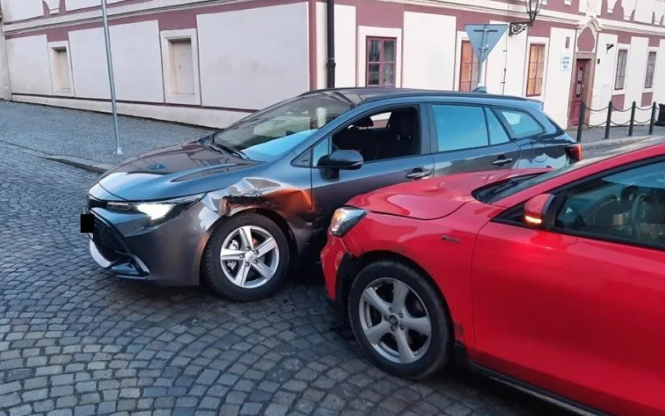 Řidička v Náměšti nedala přednost autu na hlavní a došlo k nehodě. Škoda je sto tisíc korun