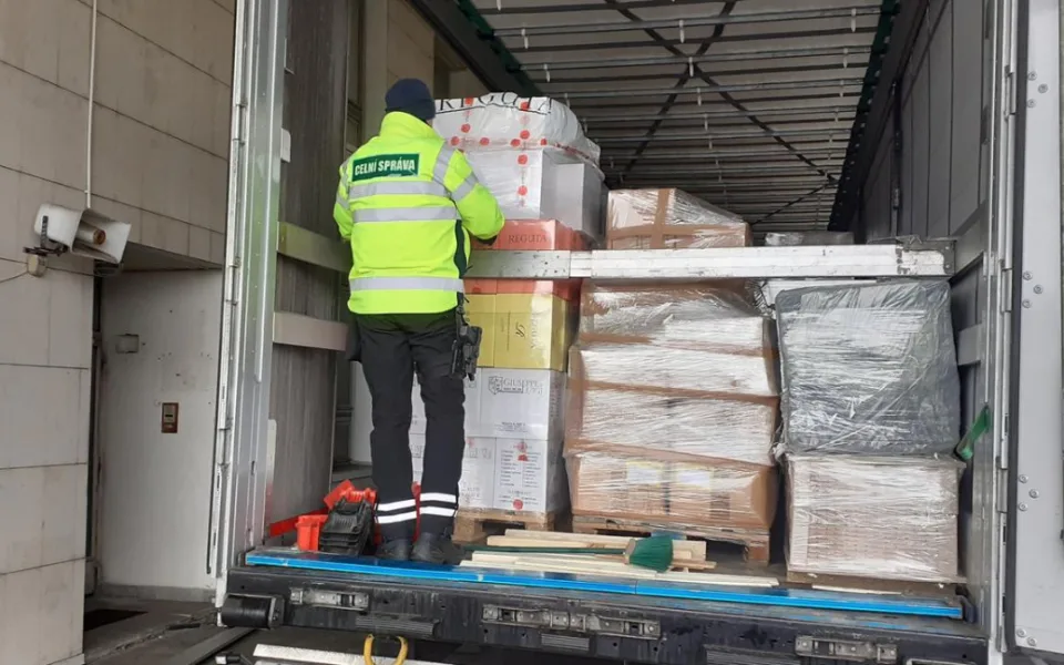 Nelegální převoz alkoholu a pohonných hmot neustává, zlobí se jihomoravští celníci