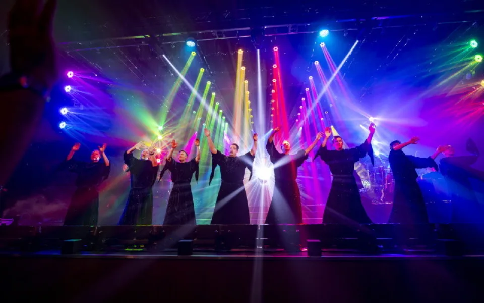 Výroční světová tour GREGORIAN v Praze vyprodaná! Nezmeškejte jedinečný koncert v Brně a v Ostravě a oslavte s GREGORIAN čtvrtstoletí na světové scéně! Show plná překvapení a nových efektů přináší výjimečný hudební a vizuální zážitek: zažijte to nejlepší 