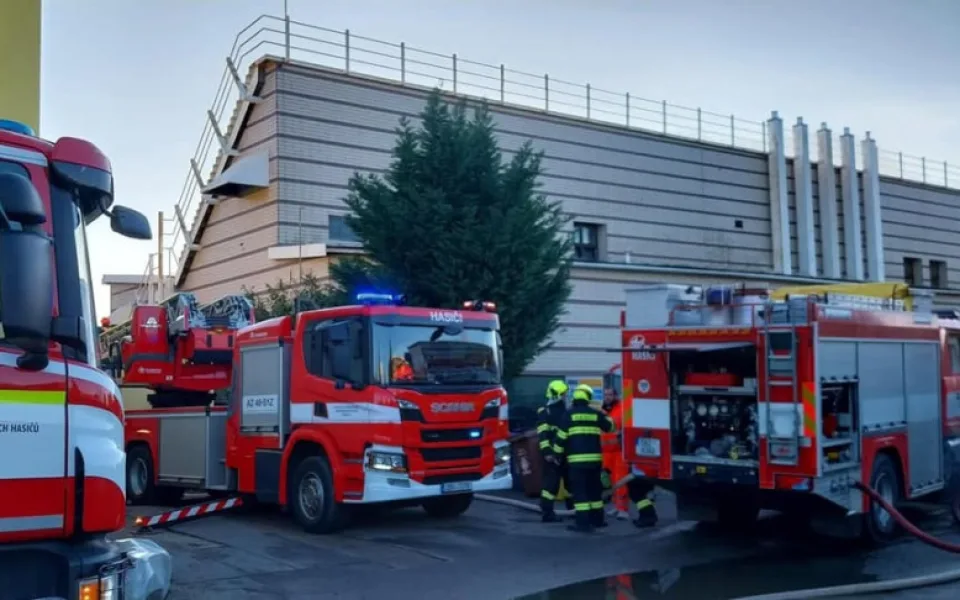 Krytý bazén v Břeclavi zachvátily plameny. Požár budovy v rekonstrukci si vyžádal druhý stupeň poplachu