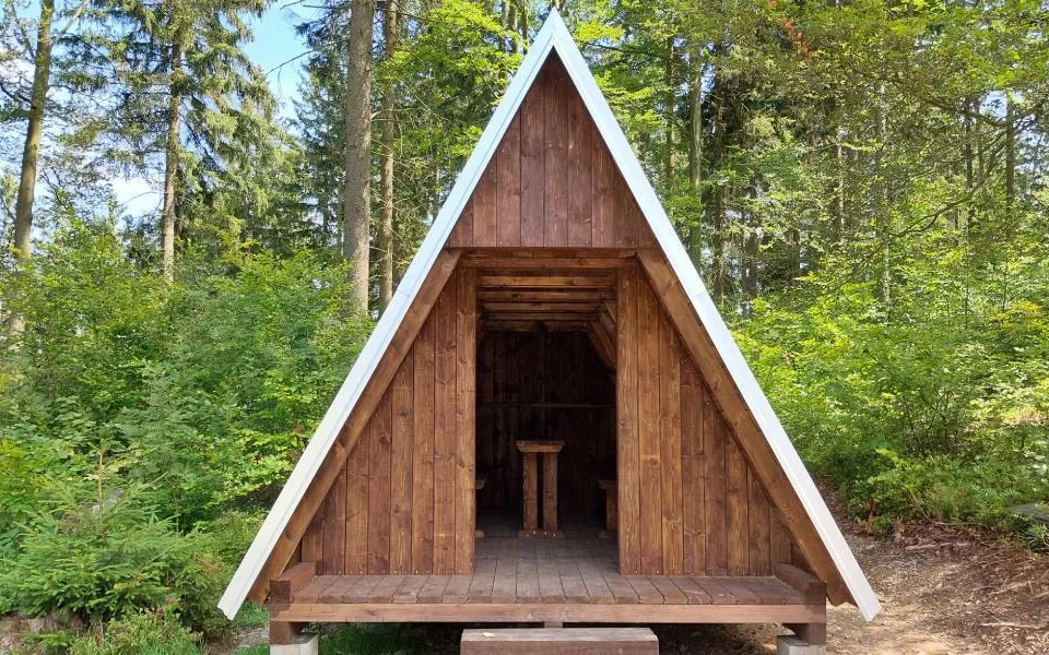 Lesy ČR dokončily 31 nových útulen pro bezpečný odpočinek turistů za téměř 7 milionů korun