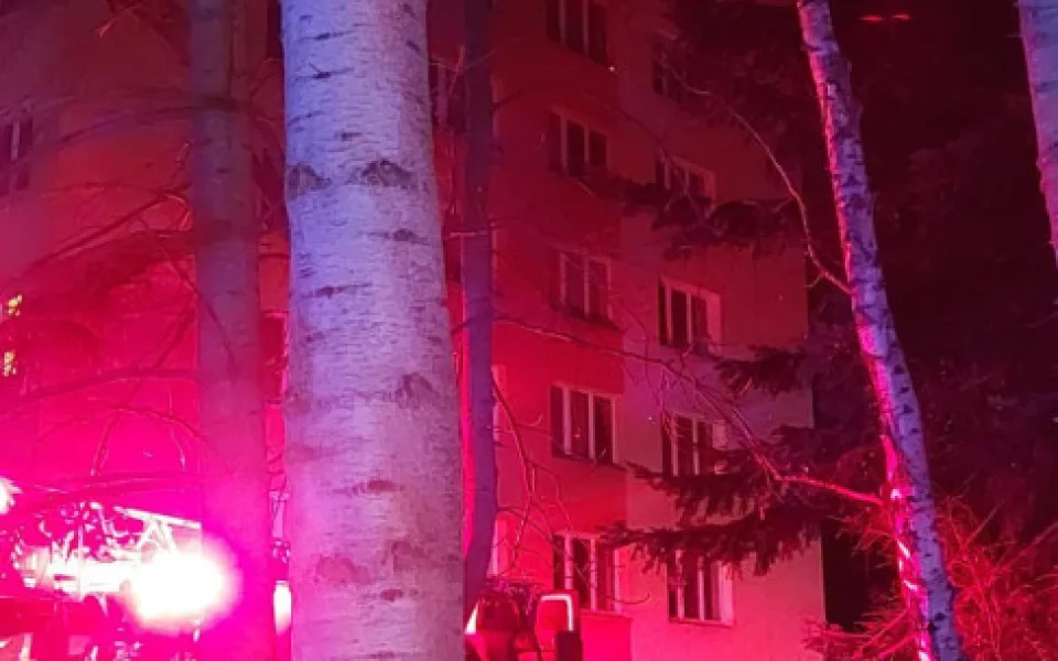 Na Pražském sídlišti hoří byt v sedmém patře, dvě potřebovali pomoc lékařů