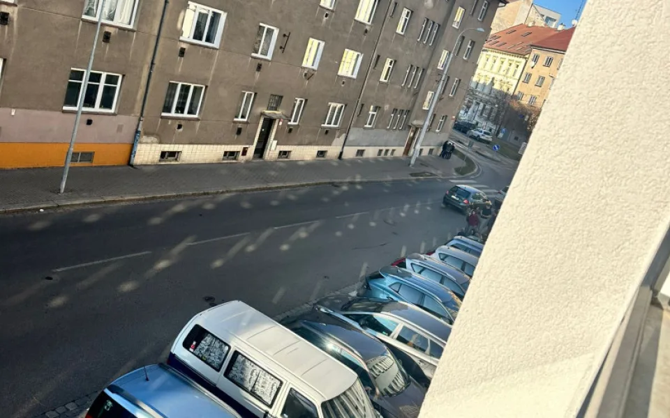 Muž vypadl z okna a přistál na střeše auta, případ řeší kriminalisté