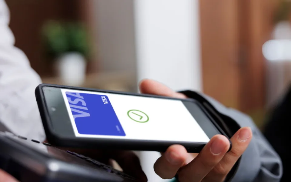 Polovina Čechů plánuje zimní dovolenou na horách: 3/4 budou platit digitálně