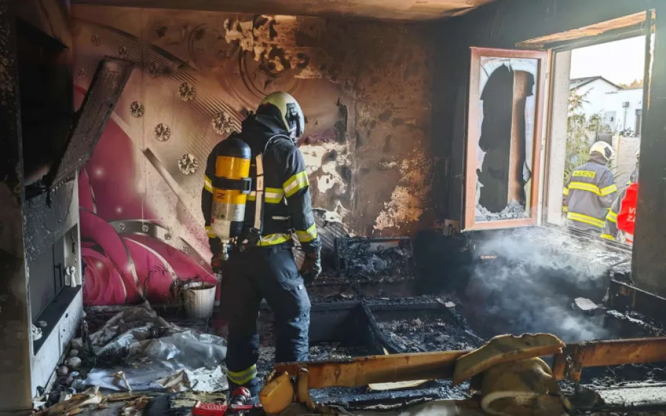Na Nový rok jim dům zničil požár. Obec pro rodinu uspořádala sbírku