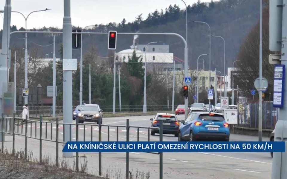 Na Kníničské ulici v Brně nově platí 50 m/h, řidiči by měli zpozornět