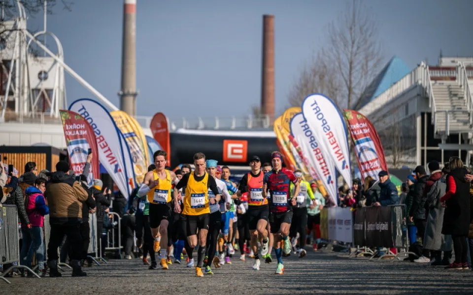 Skvělé běžecké výkony, téměř 1500 běžců a účast elitních sportovců. Odstartoval druhý běžecký závod zimní série ČEZ RunTour Winter Edition v Praze!
