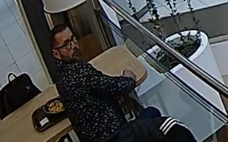 Poznáte muže podezřelého z krádeže? Při činu ho zachytila kamera.