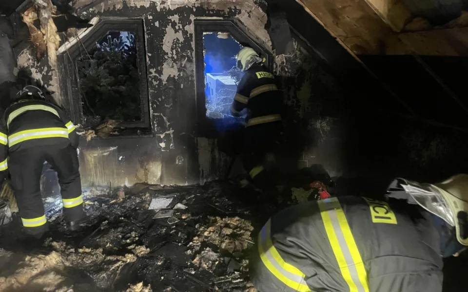 Jihomoravské hasiče nad ránem zaměstnaly dva požáry. Hořely dům a chata, škody jsou v milionech