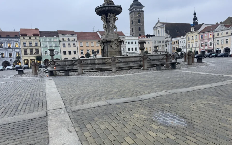 Dlažba na náměstí je opět zvlněná. Zda za to může kluziště není jasné