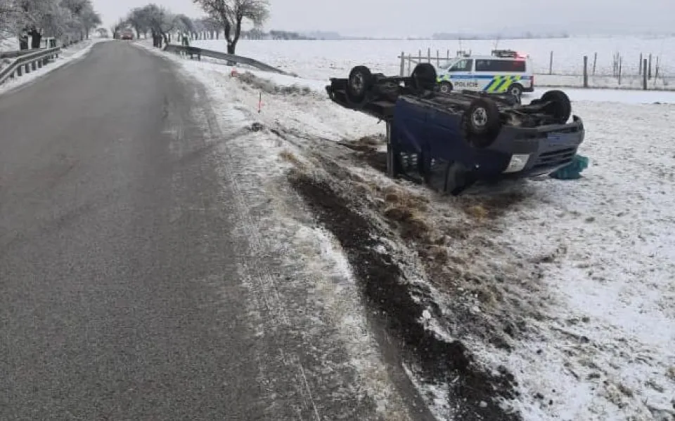 Kluzká silnice trápila řidiče i v pátek, u Zvolenovic skončilo auto na střeše. Foto: Se svolením Policie ČR