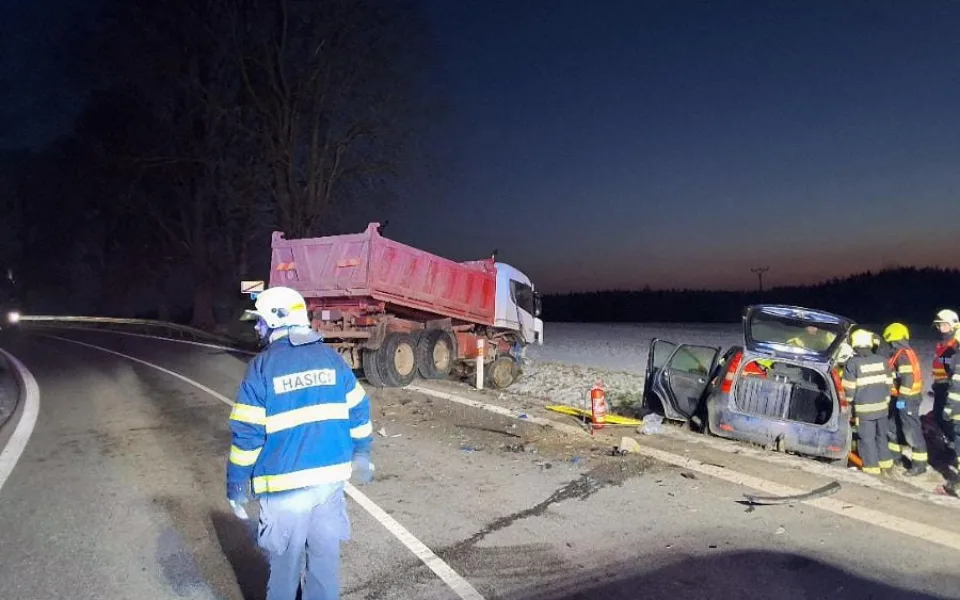 Na Havlíčkobrodsku se brzy ráno srazilo auto s náklaďákem. Silnice je neprůjezdná