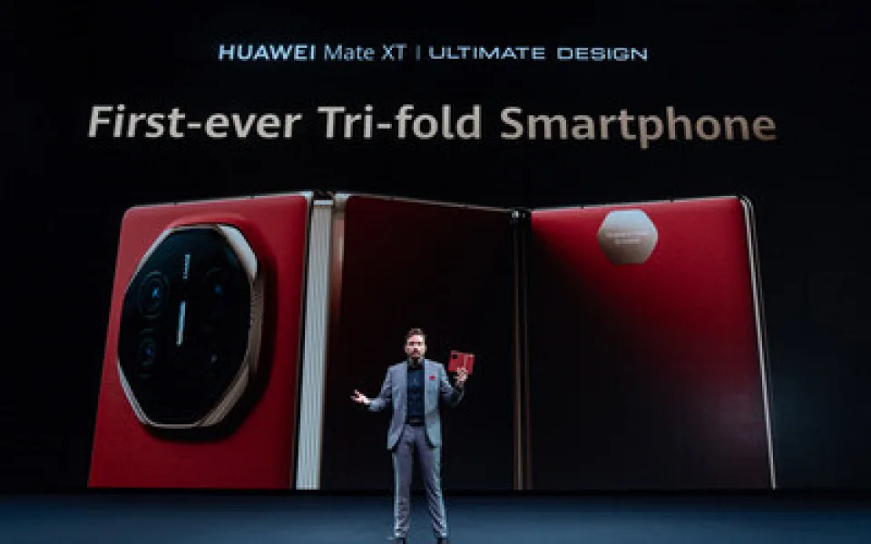 HUAWEI Mate XT | ULTIMATE DESIGN. Uvádí se na celosvětový trh jako průkopník nové kapitoly ve skládacích technologiích