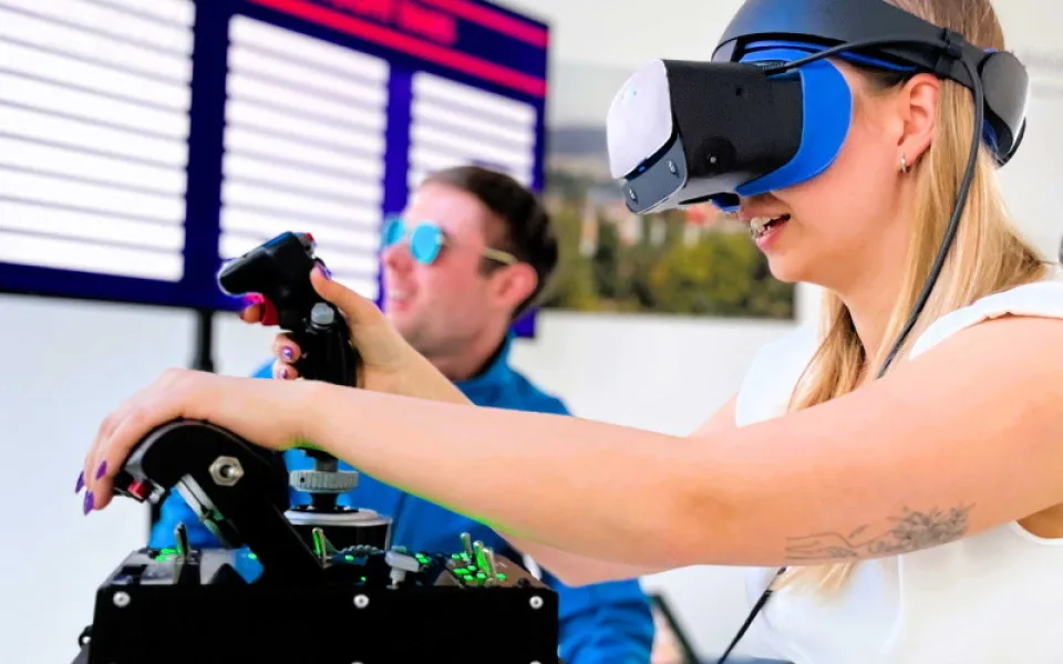 Letecké a závodní VR simulátory v kanceláři motivují zaměstnance v zimním období