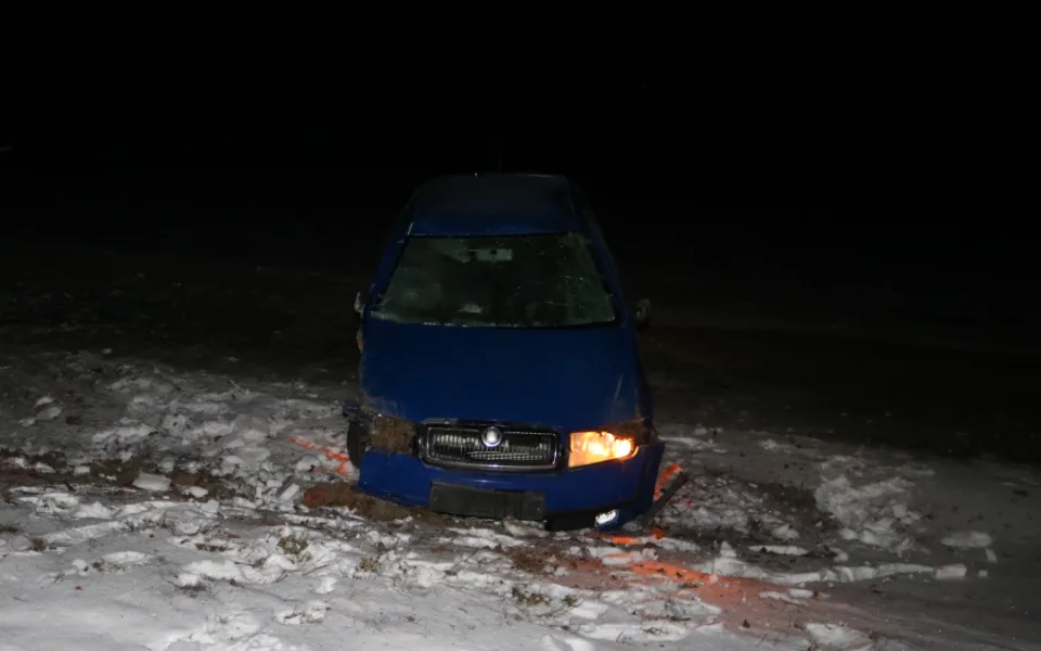 Opilý řidič na Žďársku boural. V příkopu narazil hned do několika stromů