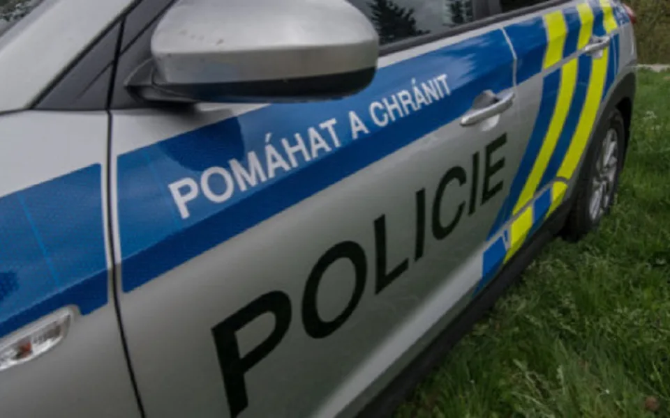 Mladík v trolejbusu zaútočil na seniorku, policie nyní hledá jeho druhou oběť