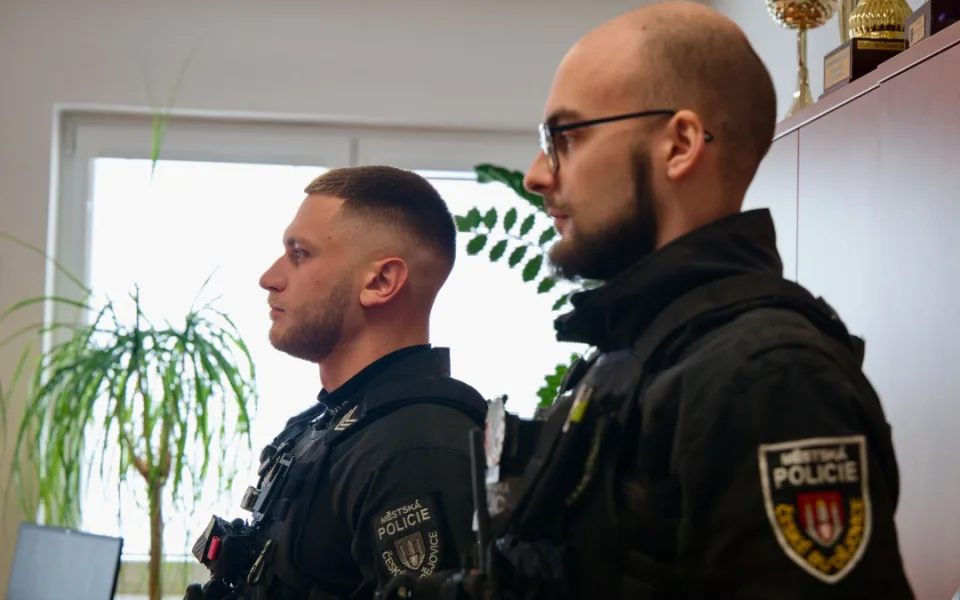 Budějovičtí strážníci slaví úspěch. Video z jejich zásahu proti ozbrojenému muži vyhrálo celostátní soutěž