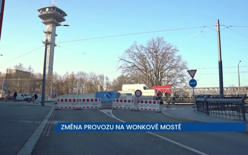 Změna provozu na Wonkově mostě v Pardubicích, řidiči nově jezdí ve středních pruzích