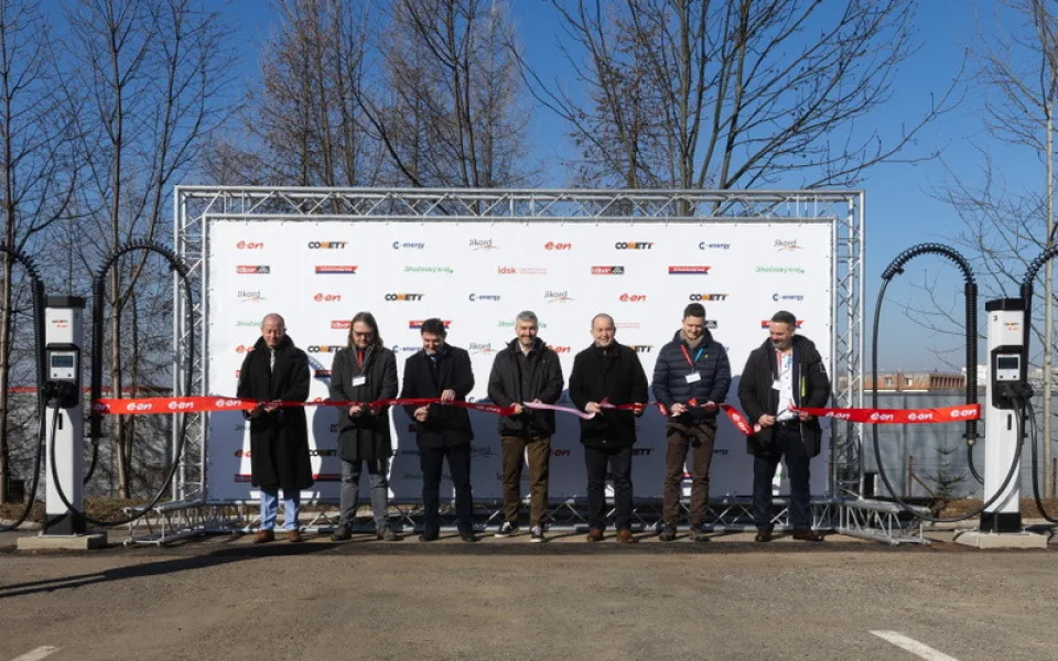 První v Česku: Comett Plus zajišťuje linkovou dopravu elektrobusy. Infrastrukturu dobíjení mu navrhl E.ON