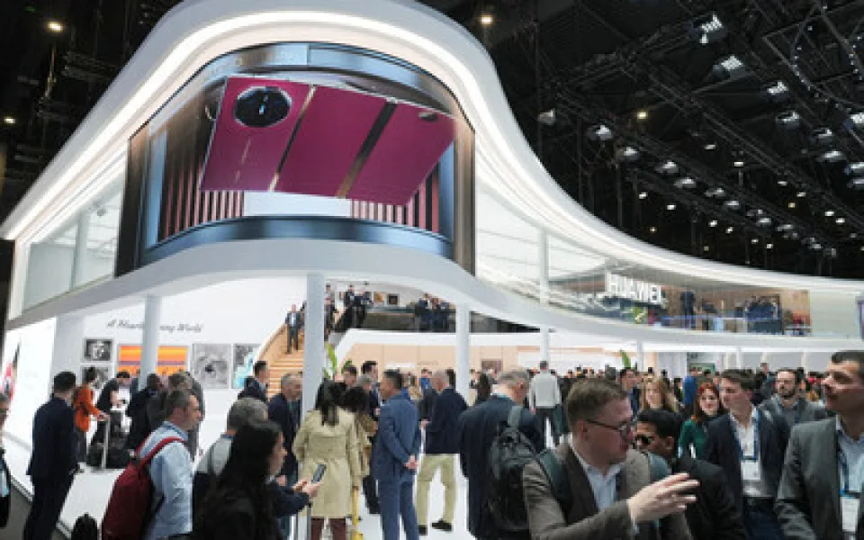 Huawei přiveze na MWC 2025 první komerční trojitý skládací telefon na světě