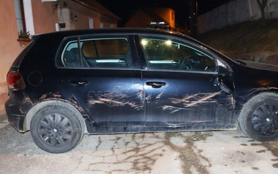 Řidička v Jemnici při parkování špatně zajistila auto a odešla. Golf se pak rozjel po schodech dolů