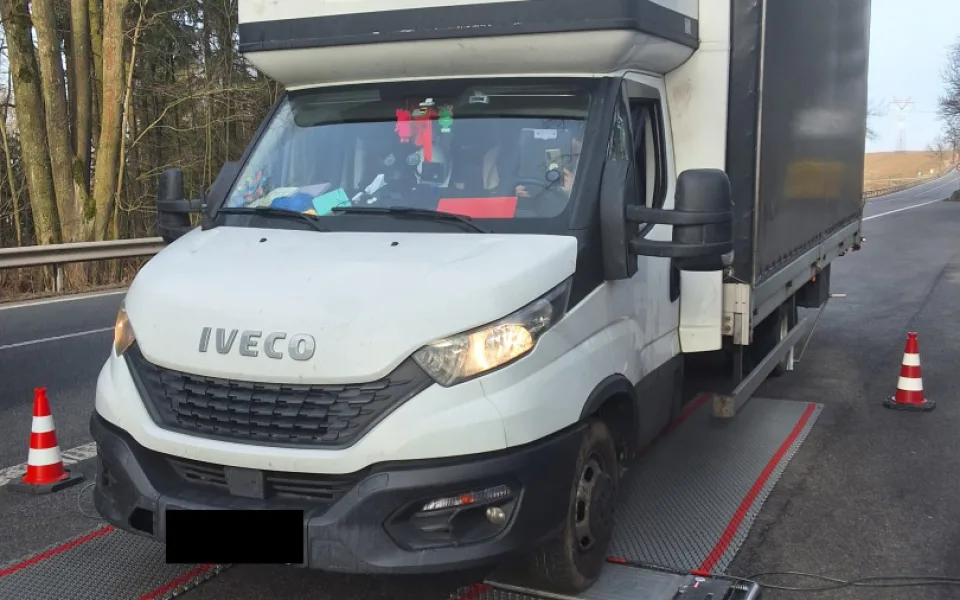 Policisté na Vysočině se zaměřili na větší vozidla. Dvě dodávky byly přetížené, řidiči dostali pokutu