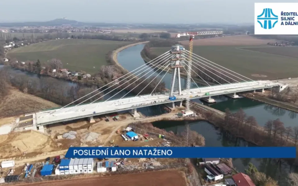 Největší zavěšený lanový most v České republice už získává svou finální podobu
