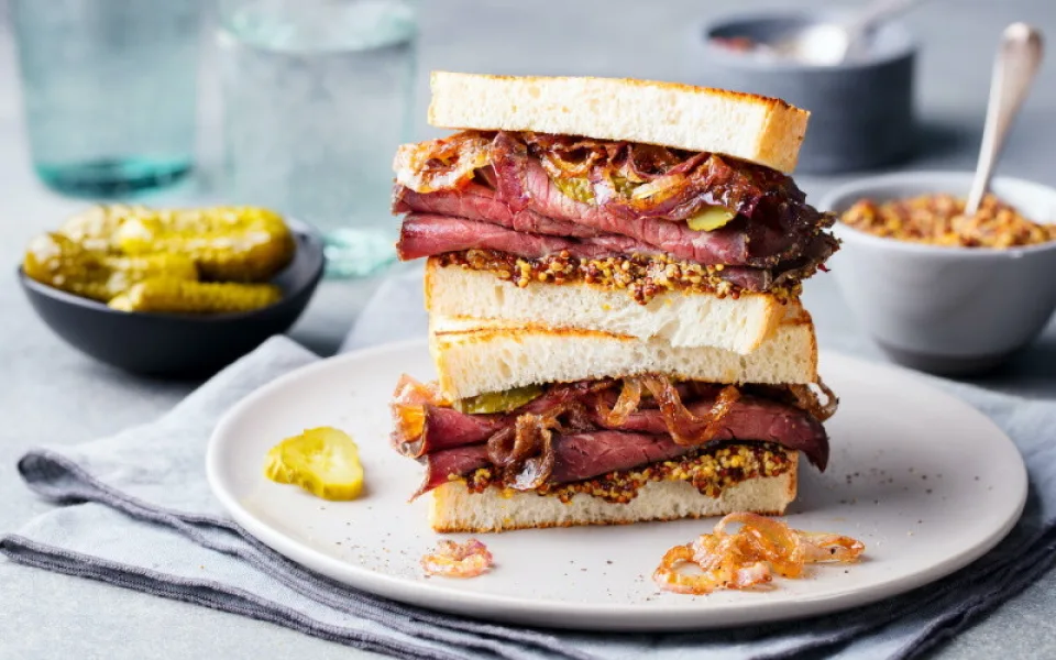 Sendviče, co vás dostanou do kolen - Pastrami Pop Up je zpátky v Holešovické tržnici!